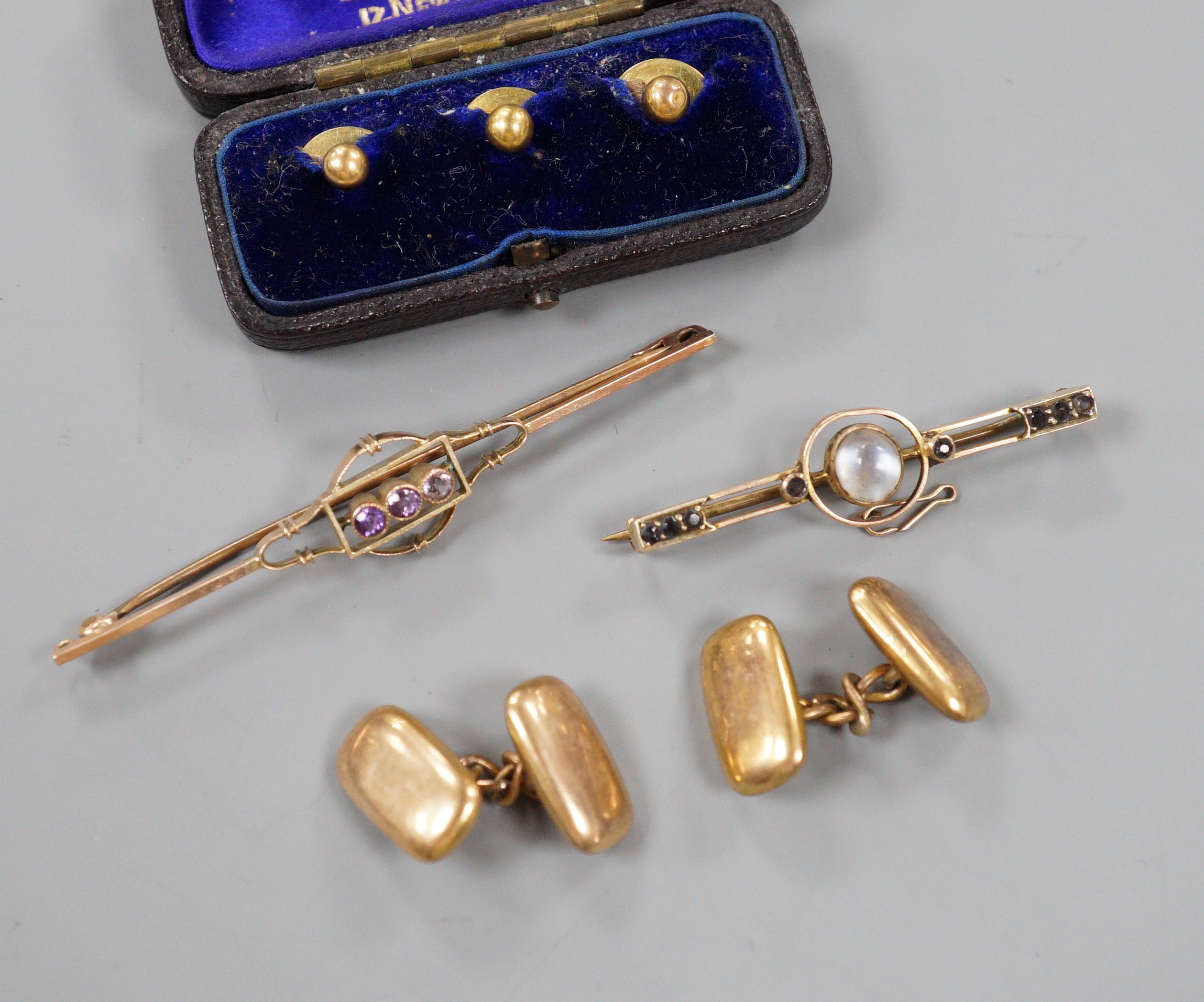 Three cased 18ct dress studs, 2.7 grams, two 9ct and gem set bar brooches, gross 4.7 grams and a pair of yellow metal cufflinks, 4.3 grams.